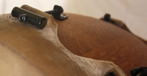 Tambor de roble macizo, y piel de vaca, alta tensión, estilo Taiko, con afinadores metálicos.